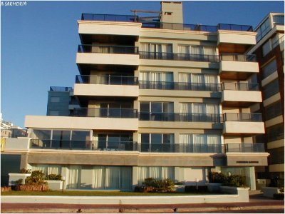 SE VENDE APARTAMENTO EN PUNTA DEL ESTE , PENINSULA  3 DORXMITORIOS 2 BAÑOS A 30 METROS DEL MAR 