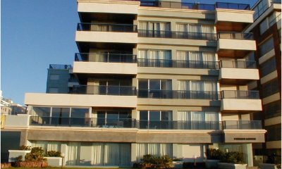 SE VENDE APARTAMENTO EN PUNTA DEL ESTE , PENINSULA  3 DORXMITORIOS 2 BAÑOS A 30 METROS DEL MAR