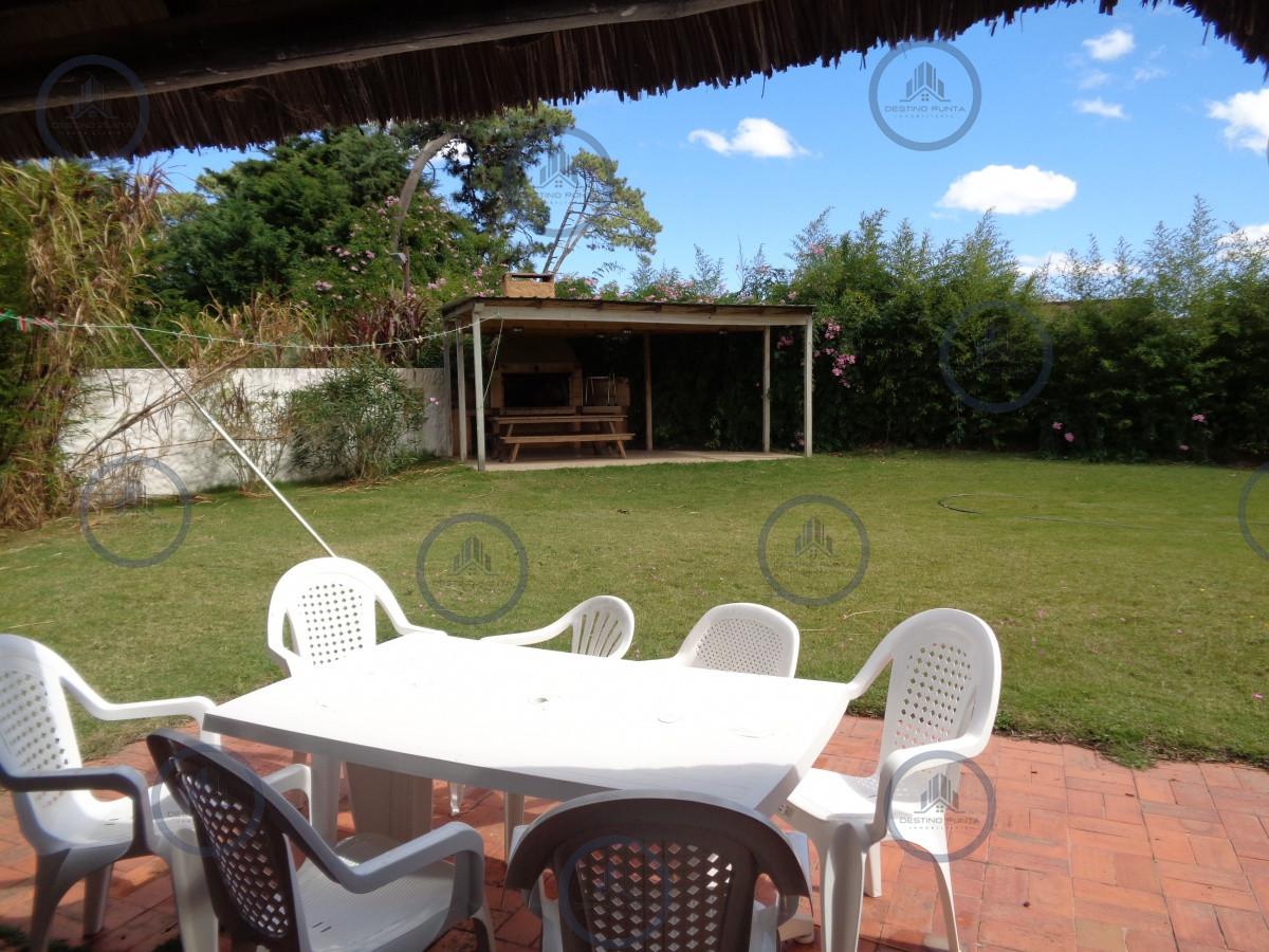 Casa ID.671 - Casa en zona de prestigio, alquiler en Punta del Este, barrio Beverly Hills
