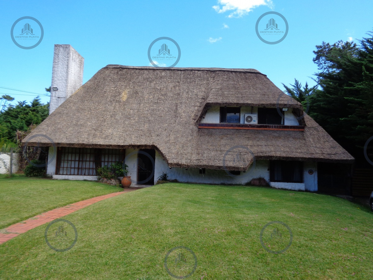 Casa ID.671 - Casa en zona de prestigio, alquiler en Punta del Este, barrio Beverly Hills