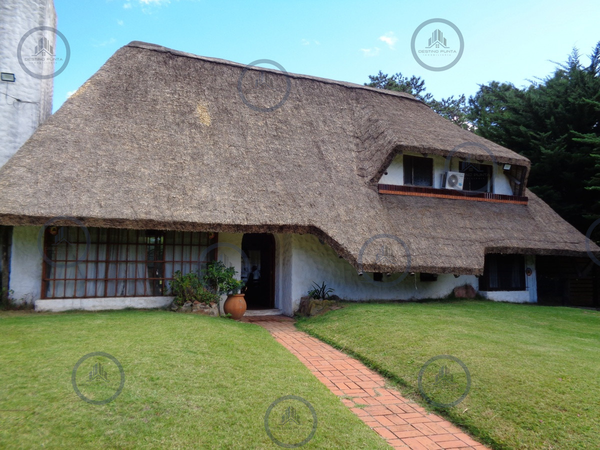 Casa ID.671 - Casa en zona de prestigio, alquiler en Punta del Este, barrio Beverly Hills