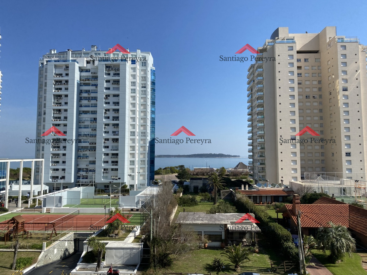 Apartamento ID.8221 - Venta, excepcional apartamento en Playa Mansa, 2 dormitorios, 2 baños, terraza al frente con buena vista, terraza trasera con parrillero