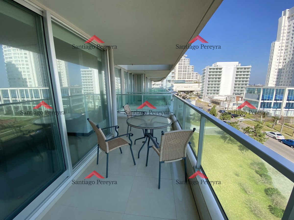 Apartamento ID.8221 - Venta, excepcional apartamento en Playa Mansa, 2 dormitorios, 2 baños, terraza al frente con buena vista, terraza trasera con parrillero