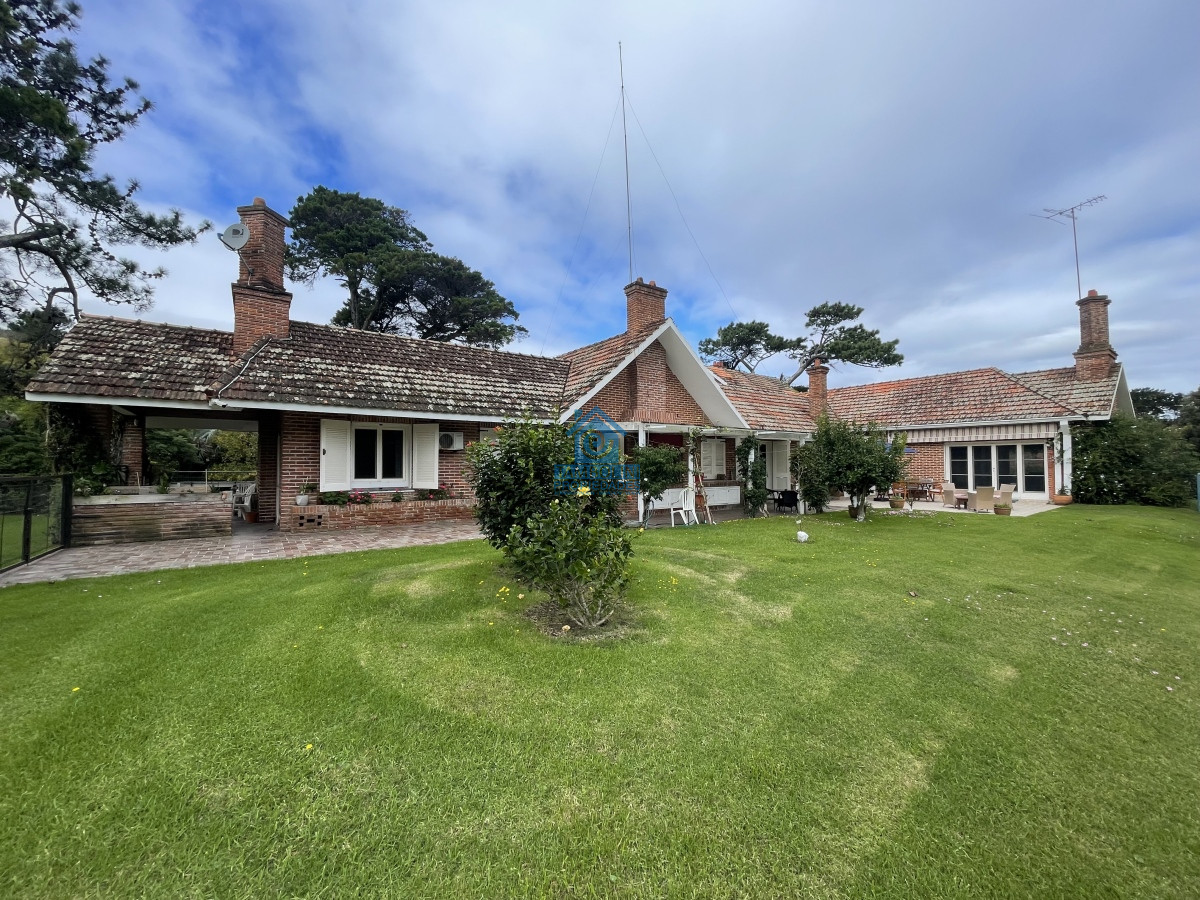 Casa ID.488 - En alquiler, magnifica casa, 5 dormitorios, Golf, Punta del Este
