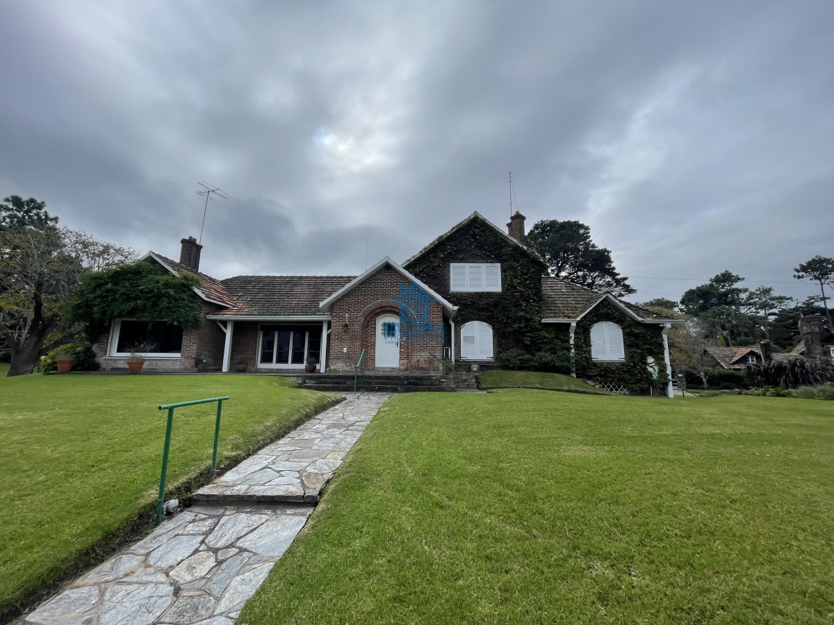 Casa ID.488 - En alquiler, magnifica casa, 5 dormitorios, Golf, Punta del Este
