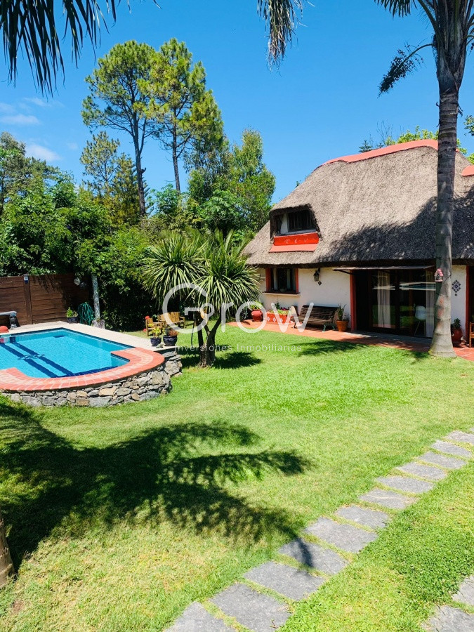 Casa ID.3393 - VENTA EN PINARES PUNTA DEL ESTE CON EXCELENTES DETALLES 4 DORMITOROS PISCINA BARBACOA CERRADA