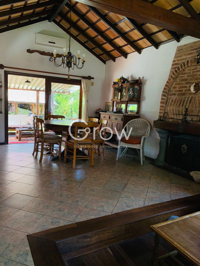 Casa ID.3393 - VENTA EN PINARES PUNTA DEL ESTE CON EXCELENTES DETALLES 4 DORMITOROS PISCINA BARBACOA CERRADA