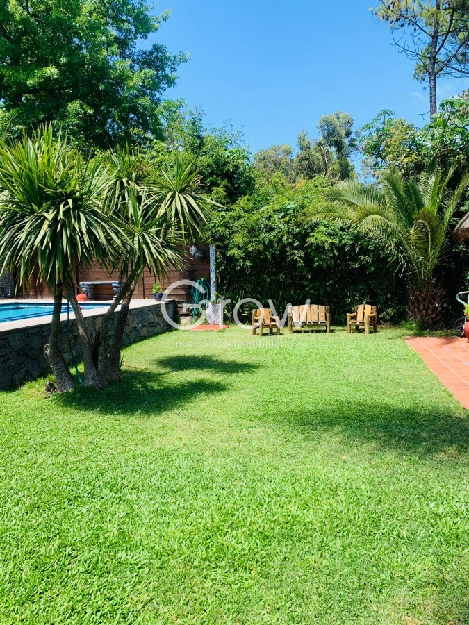 Casa ID.3393 - VENTA EN PINARES PUNTA DEL ESTE CON EXCELENTES DETALLES 4 DORMITOROS PISCINA BARBACOA CERRADA