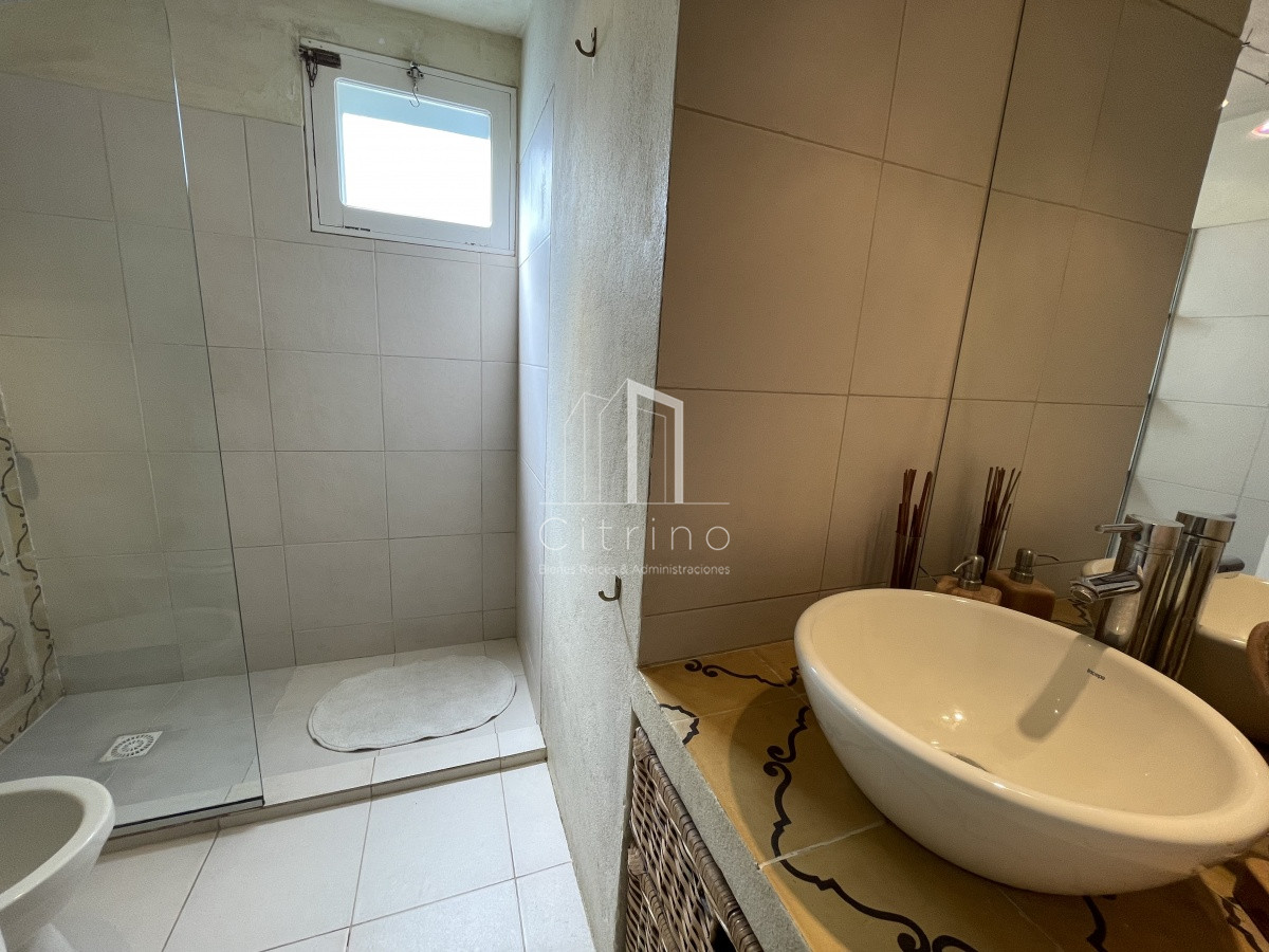 Casa ID.1654 - Casa en  Pinares. 4 dormitorios, 2 baños, piscina, parrillero