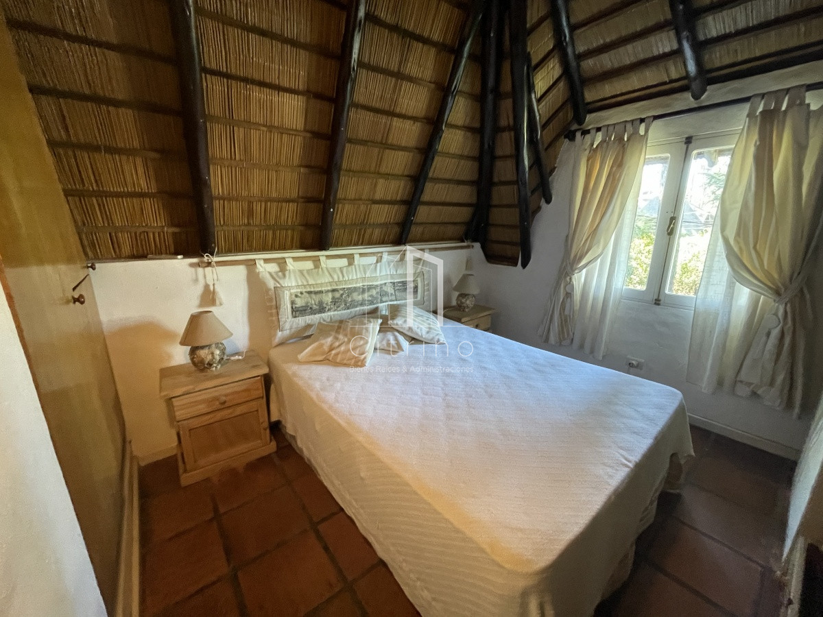 Casa ID.1654 - Casa en  Pinares. 4 dormitorios, 2 baños, piscina, parrillero