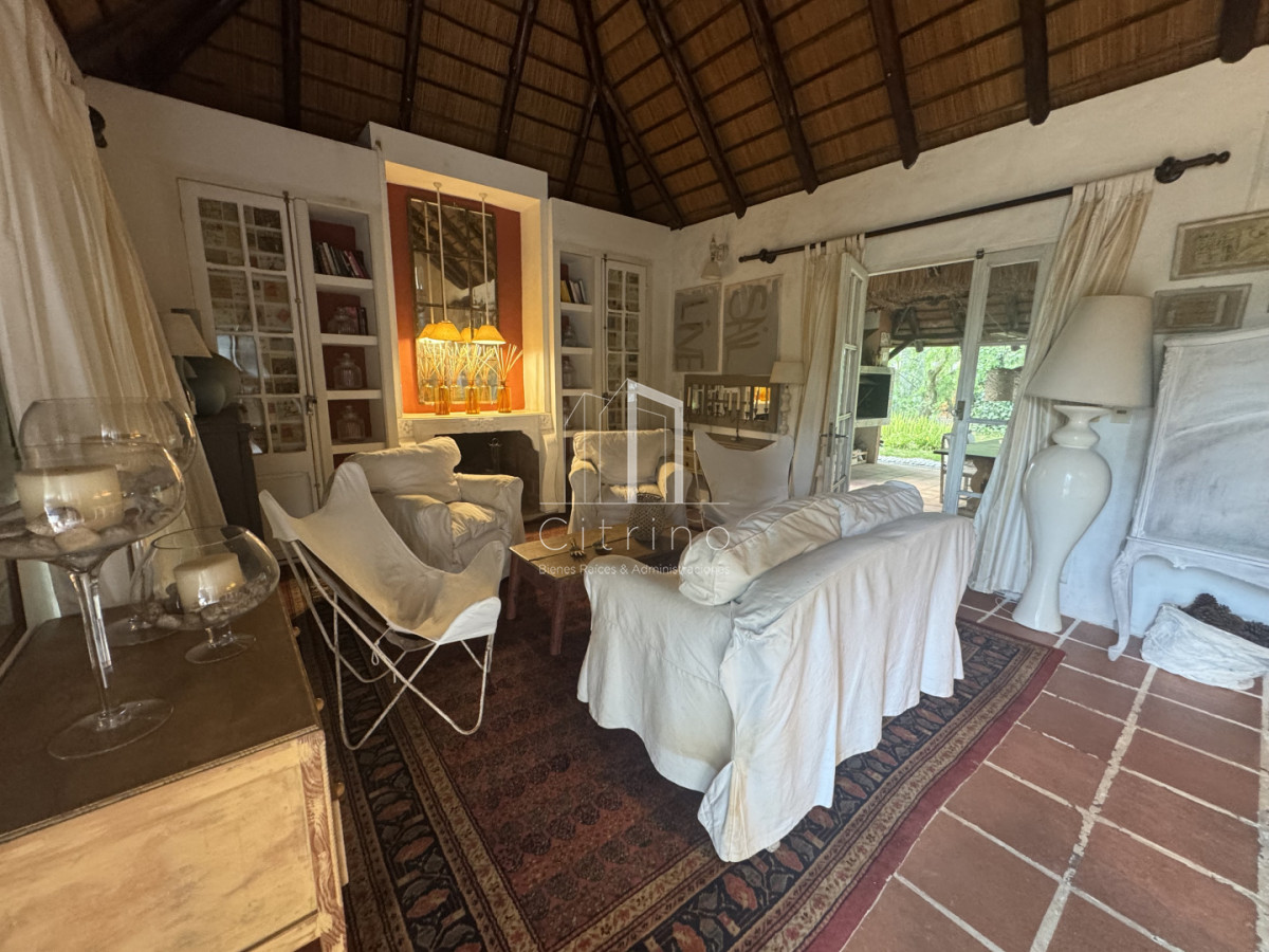 Casa ID.1654 - Casa en  Pinares. 4 dormitorios, 2 baños, piscina, parrillero