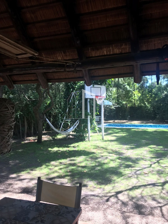 Casa ID.1654 - Casa en  Pinares. 4 dormitorios, 2 baños, piscina, parrillero