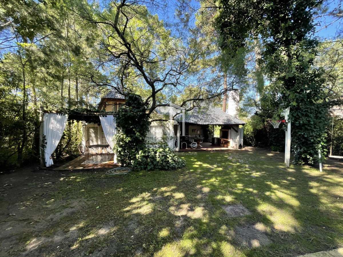 Casa ID.1654 - Casa en  Pinares. 4 dormitorios, 2 baños, piscina, parrillero