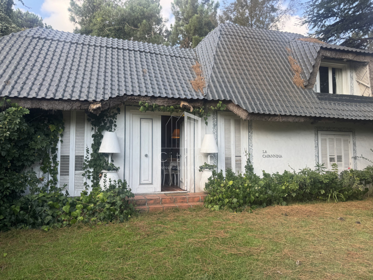 Casa ID.1654 - Casa en  Pinares. 4 dormitorios, 2 baños, piscina, parrillero