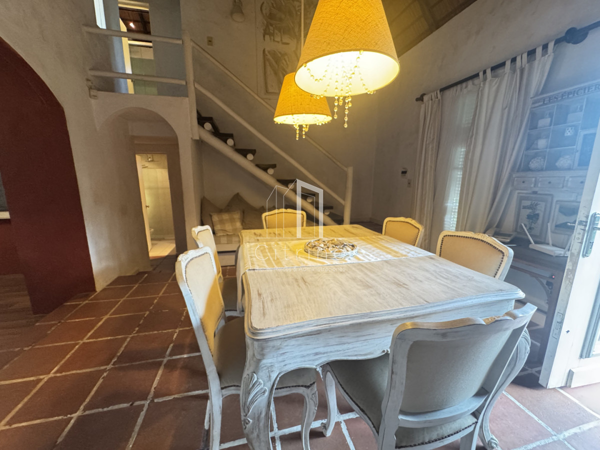 Casa ID.1654 - Casa en  Pinares. 4 dormitorios, 2 baños, piscina, parrillero