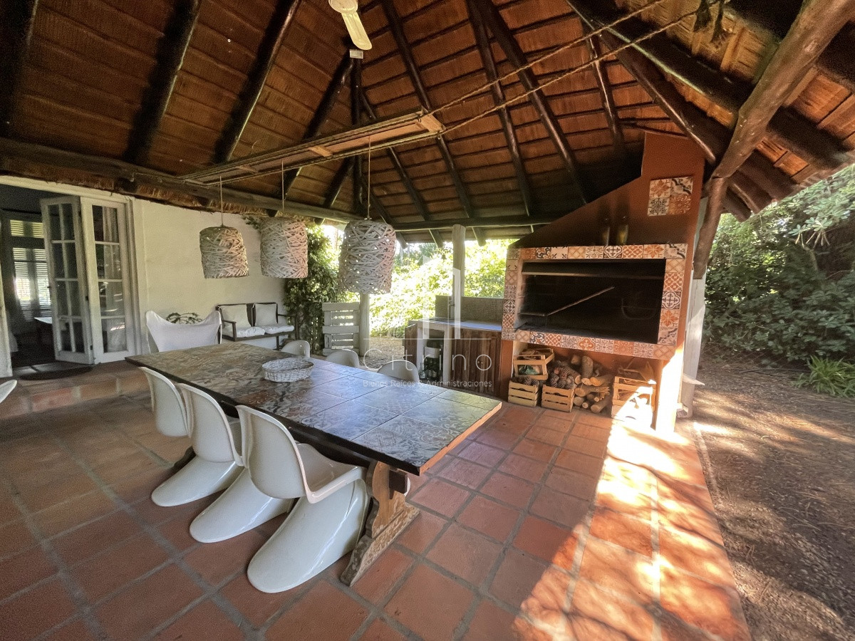 Casa ID.1654 - Casa en  Pinares. 4 dormitorios, 2 baños, piscina, parrillero