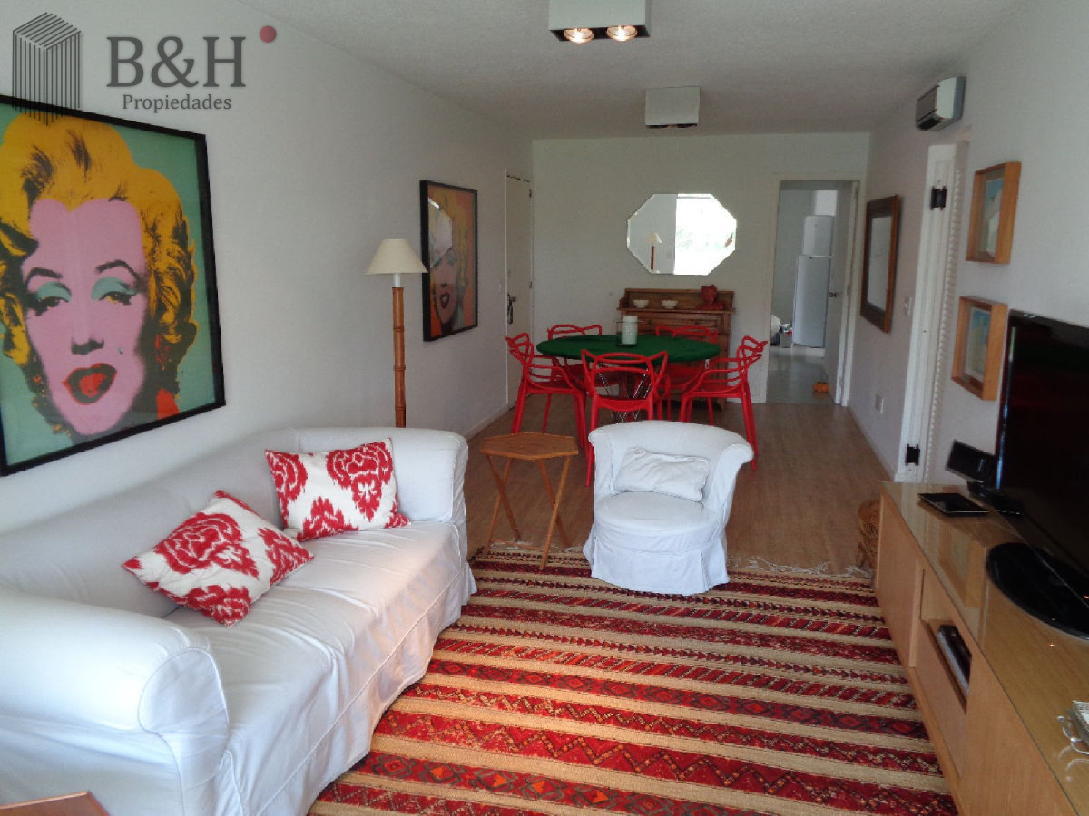 Apartamento ID.7062 - Excelente ubicacion en Punta del Este, 2 dormitorios, 2 baños y dep VENTA 
