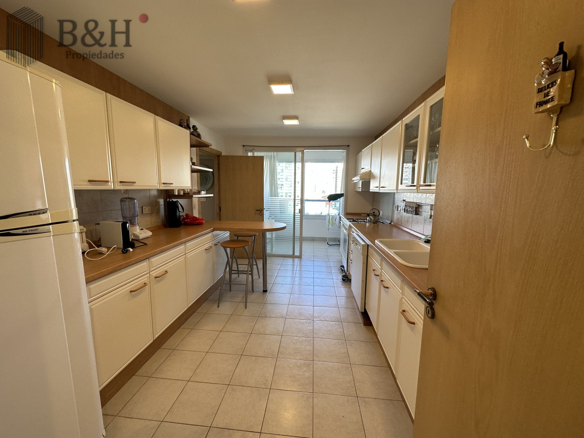 Apartamento ID.6896 - SUPER APARTAMENTO EN LA BRAVA, 3 DORMITORIOS Y DEP. PARRILLERO PROPIO EN VENTA PUNTA DEL ESTE