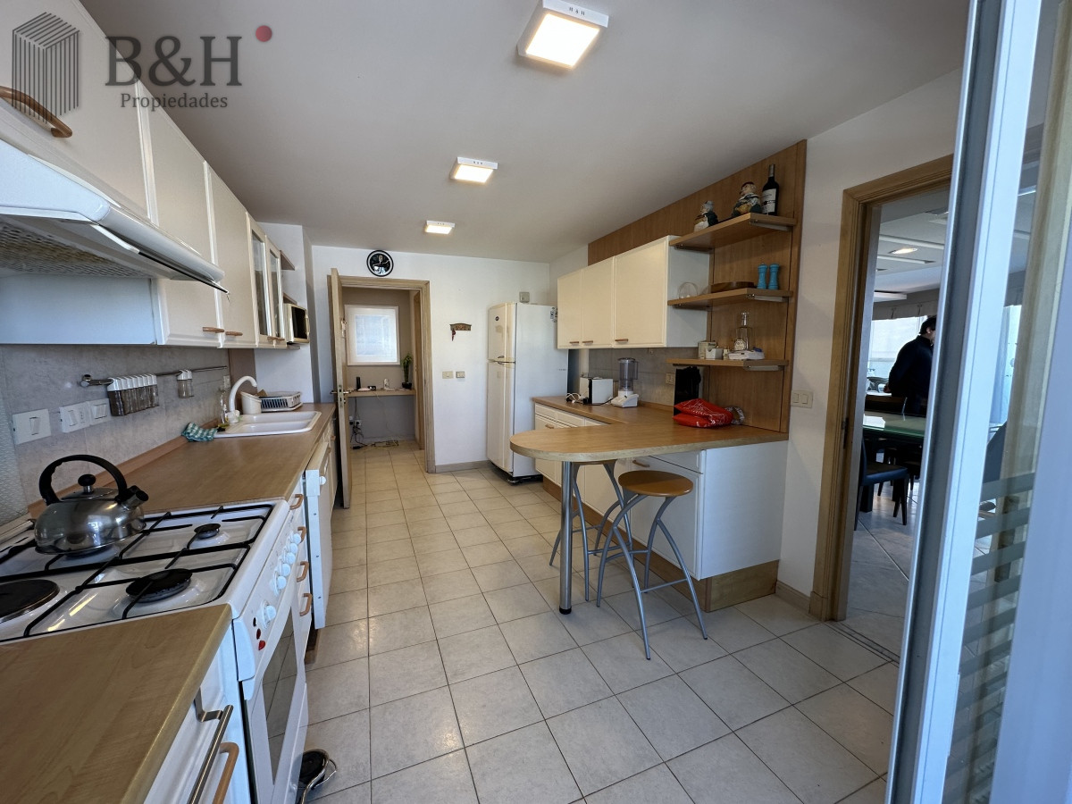 Apartamento ID.6896 - SUPER APARTAMENTO EN LA BRAVA, 3 DORMITORIOS Y DEP. PARRILLERO PROPIO EN VENTA PUNTA DEL ESTE
