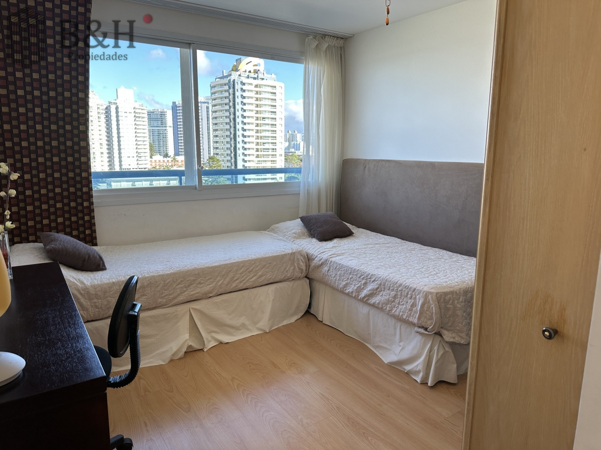 Apartamento ID.6896 - SUPER APARTAMENTO EN LA BRAVA, 3 DORMITORIOS Y DEP. PARRILLERO PROPIO EN VENTA PUNTA DEL ESTE