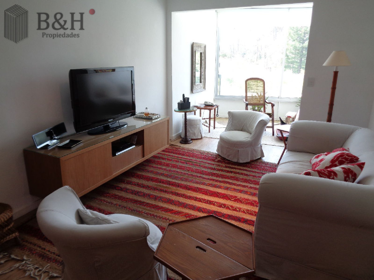 Apartamento ID.7062 - Excelente ubicacion en Punta del Este, 2 dormitorios, 2 baños y dep VENTA 