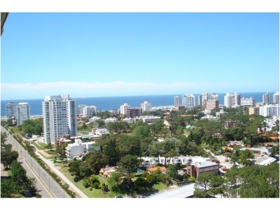 FRENTE A PUNTA SHOPPING, EXCELENTE UBICACIÓN, PISO ALTO VENTA 