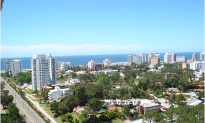 FRENTE A PUNTA SHOPPING, EXCELENTE UBICACIÓN, PISO ALTO VENTA