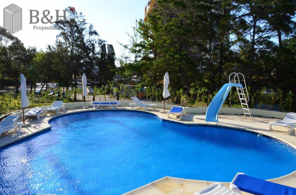 Apartamento ID.7062 - Excelente ubicacion en Punta del Este, 2 dormitorios, 2 baños y dep VENTA 