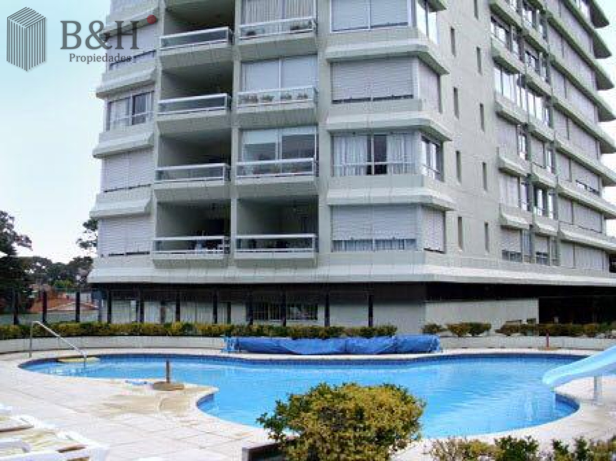 Apartamento ID.7062 - Excelente ubicacion en Punta del Este, 2 dormitorios, 2 baños y dep VENTA 
