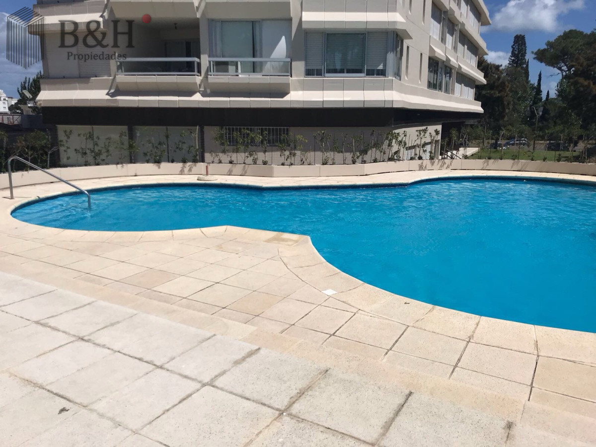 Apartamento ID.7062 - Excelente ubicacion en Punta del Este, 2 dormitorios, 2 baños y dep VENTA 
