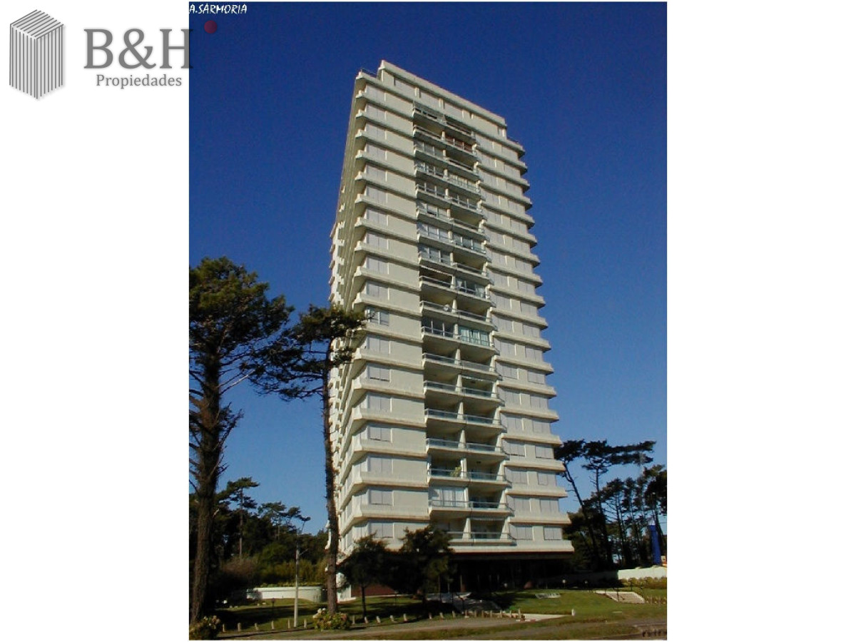 Apartamento ID.7062 - Excelente ubicacion en Punta del Este, 2 dormitorios, 2 baños y dep VENTA 