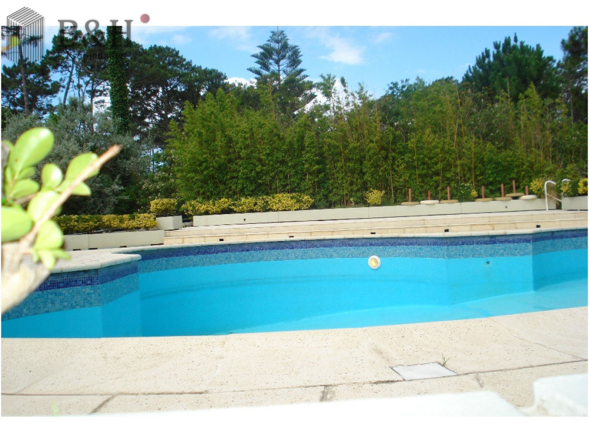 Apartamento ID.7062 - Excelente ubicacion en Punta del Este, 2 dormitorios, 2 baños y dep VENTA 