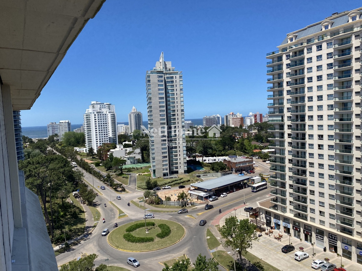 Apartamento ID.213 - Zona Roosvelt Apartamento 3 dormitorios + dependencia con garaje y vista al mar.