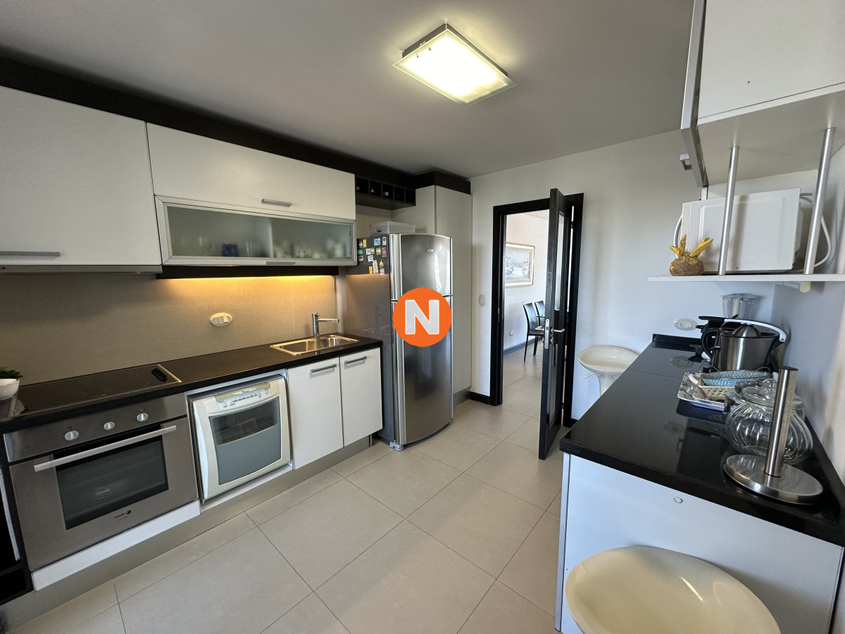 Apartamento Ref.222937 - ESPECTACULAR APARTAMENTO PLAYA MANSA, 3 DORMITORIOS EN SUITE, TODOS LOS SERVICIOS
