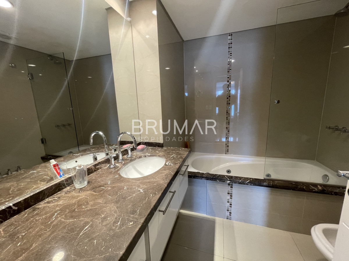 Apartamento ID.486 - Apartamento de lujo, 3 dormitorios en suite + dependencia, 2 garage, venta, Punta del Este