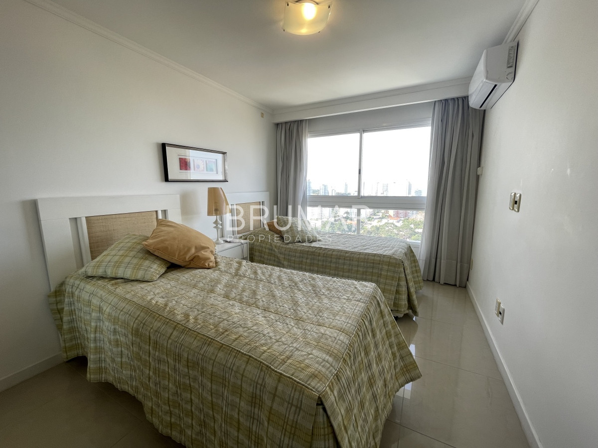 Apartamento ID.486 - Apartamento de lujo, 3 dormitorios en suite + dependencia, 2 garage, venta, Punta del Este