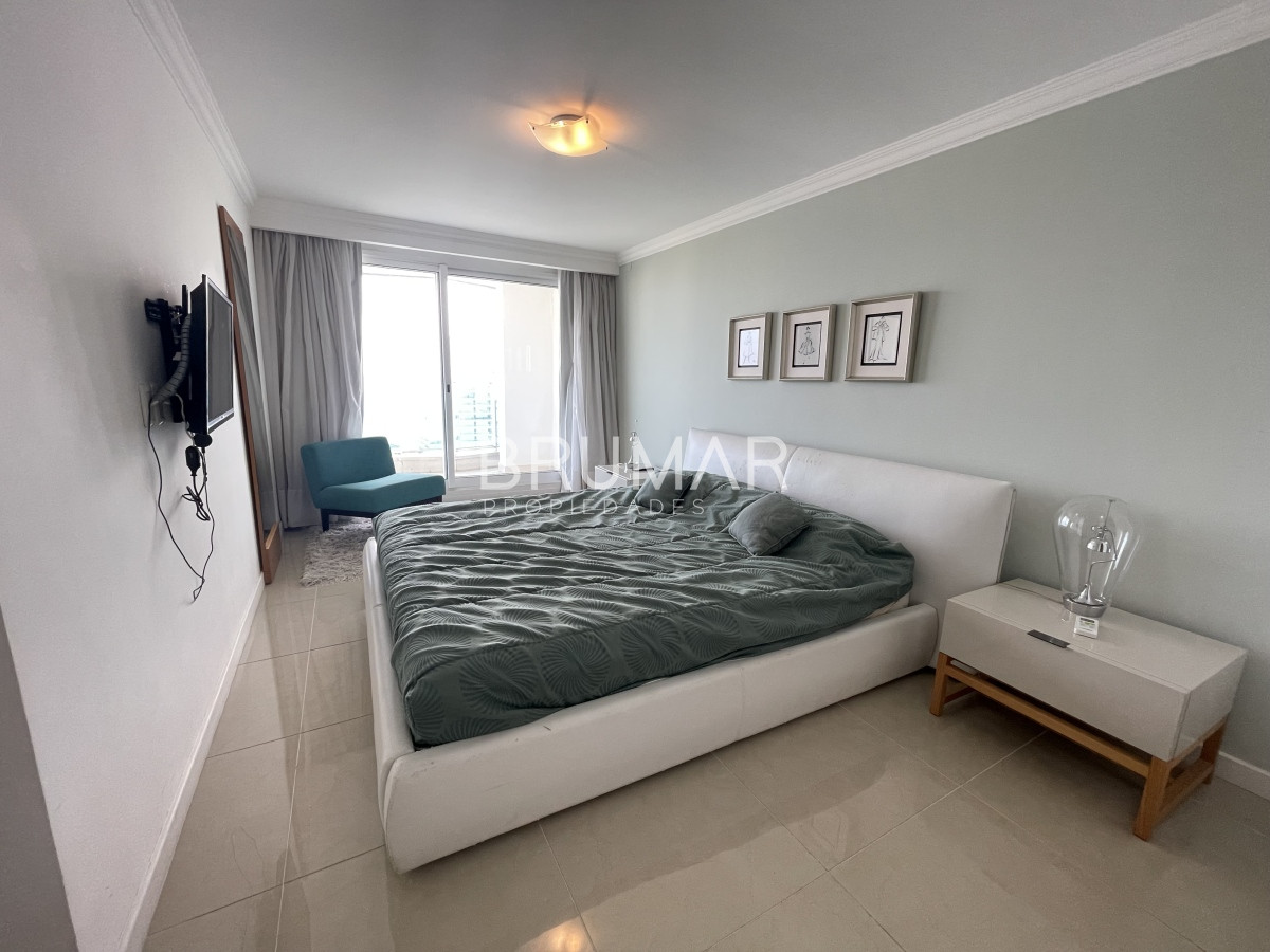 Apartamento ID.486 - Apartamento de lujo, 3 dormitorios en suite + dependencia, 2 garage, venta, Punta del Este