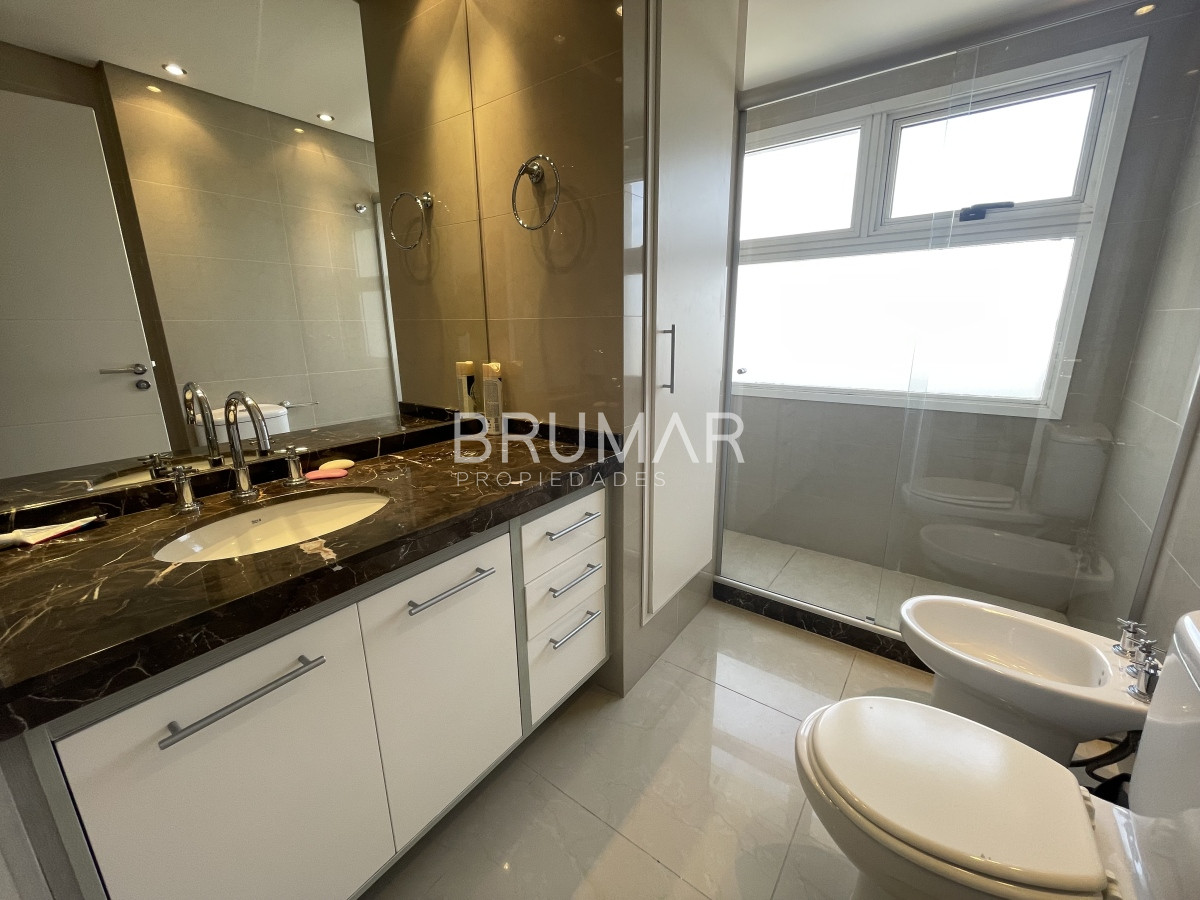 Apartamento ID.486 - Apartamento de lujo, 3 dormitorios en suite + dependencia, 2 garage, venta, Punta del Este