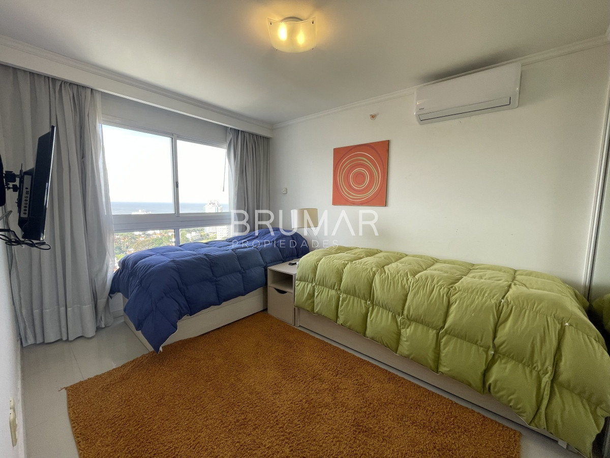 Apartamento ID.486 - Apartamento de lujo, 3 dormitorios en suite + dependencia, 2 garage, venta, Punta del Este