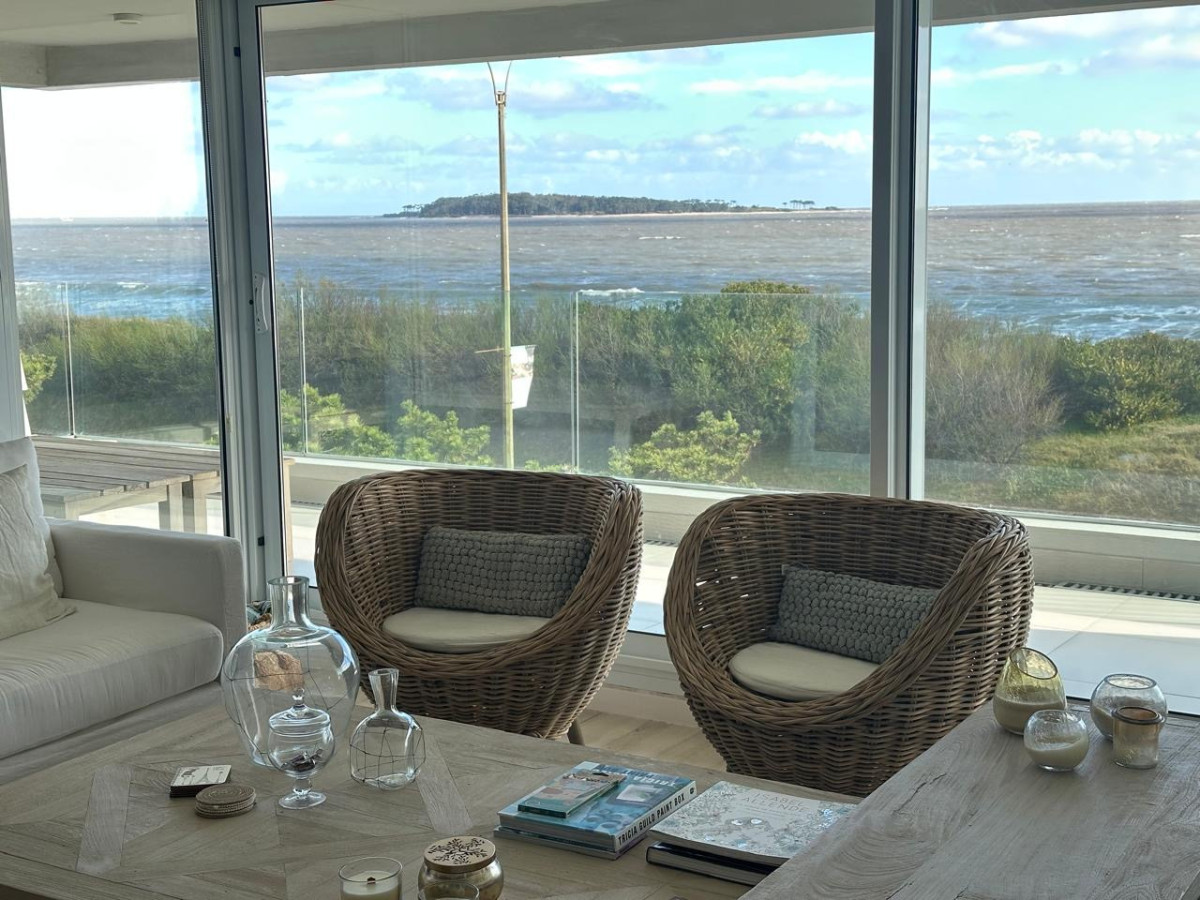 Apartamento ID.21097669 - EXCELENTE APARTAMENTO A LA VENTA CON TODA LA VISTA AL MAR PLAYA MANSA 3 DORMITORIOS