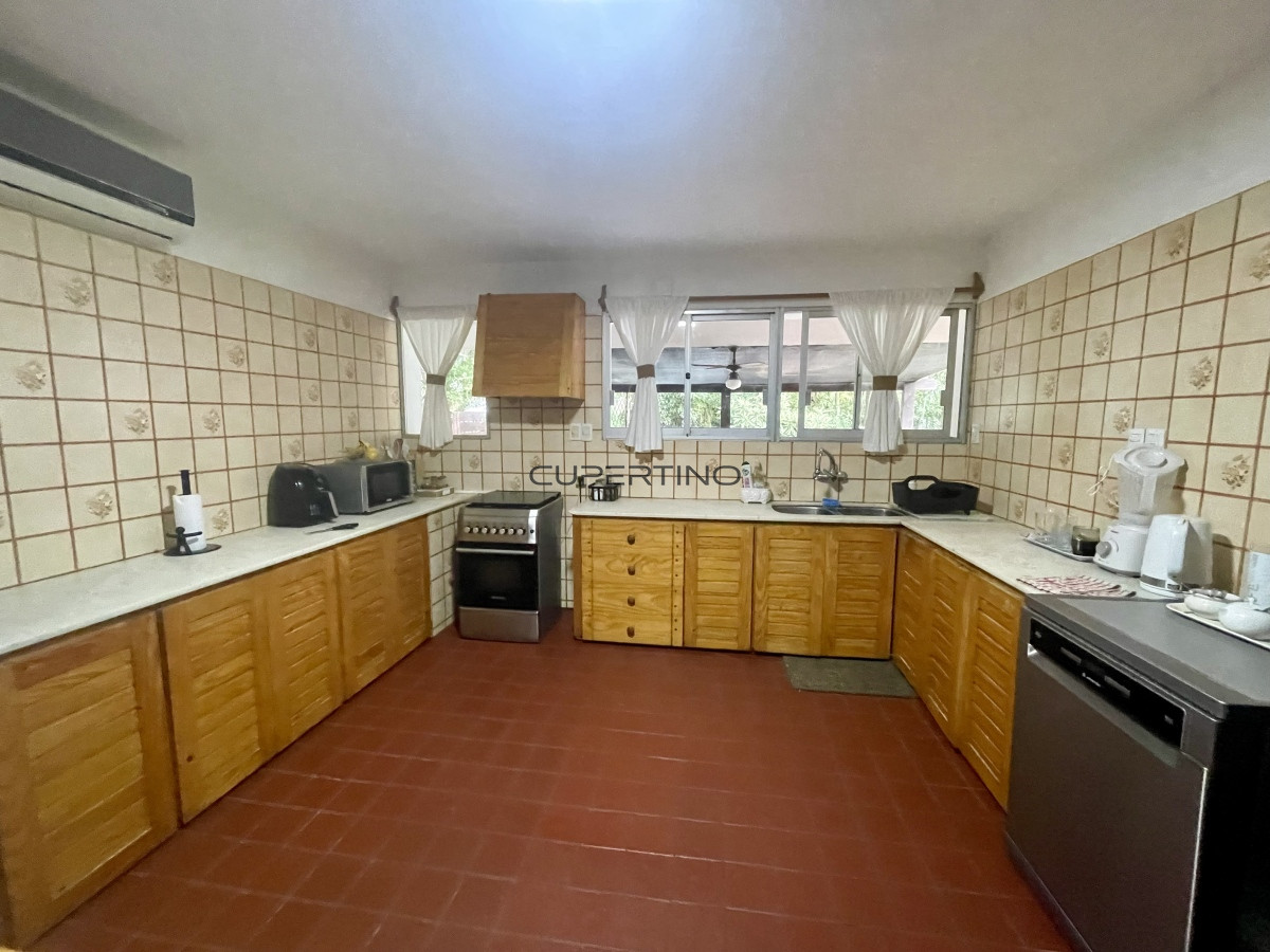 ALQUILER ANUAL O VENTA IDEAL NEGOCIO Magnifica casa en Punta Ballena,7 dormitorios, sólida construcción — foto 6