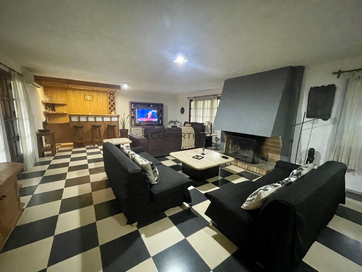ALQUILER ANUAL O VENTA IDEAL NEGOCIO Magnifica casa en Punta Ballena,7 dormitorios, sólida construcción — foto 3