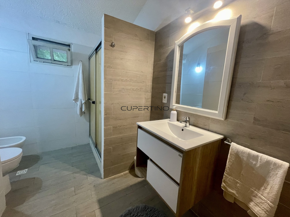 ALQUILER ANUAL O VENTA IDEAL NEGOCIO Magnifica casa en Punta Ballena,7 dormitorios, sólida construcción — foto 13