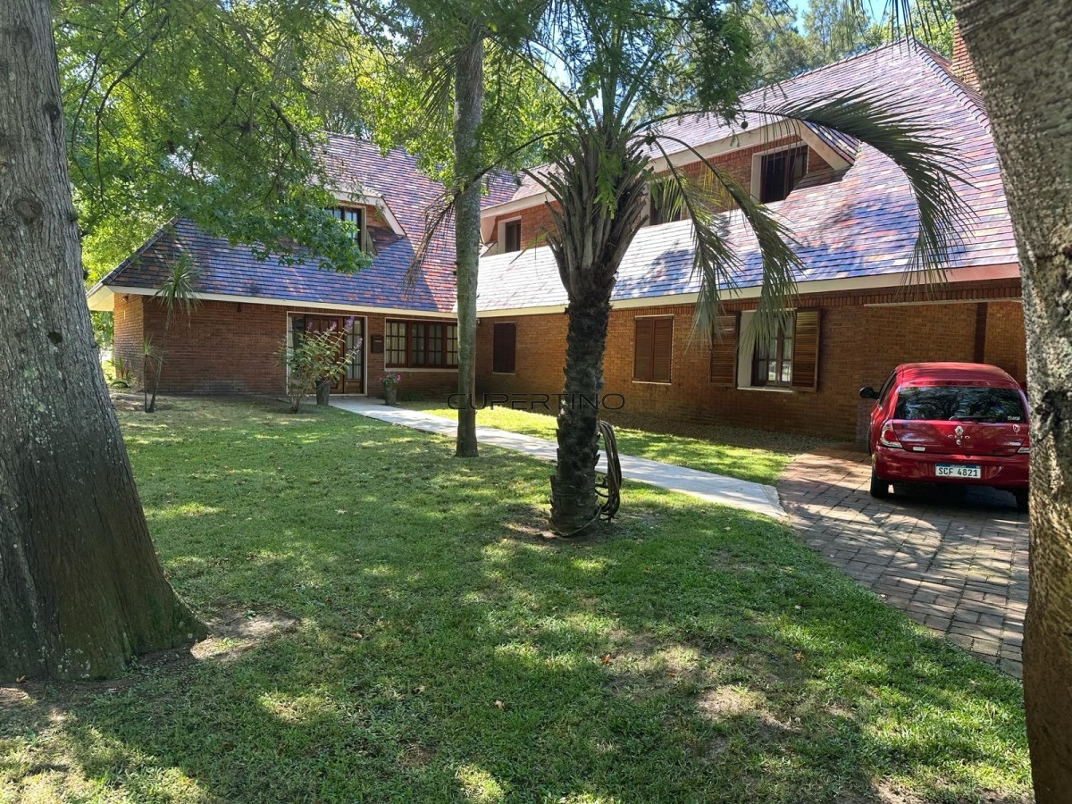 ALQUILER ANUAL O VENTA IDEAL NEGOCIO Magnifica casa en Punta Ballena,7 dormitorios, sólida construcción — foto 1