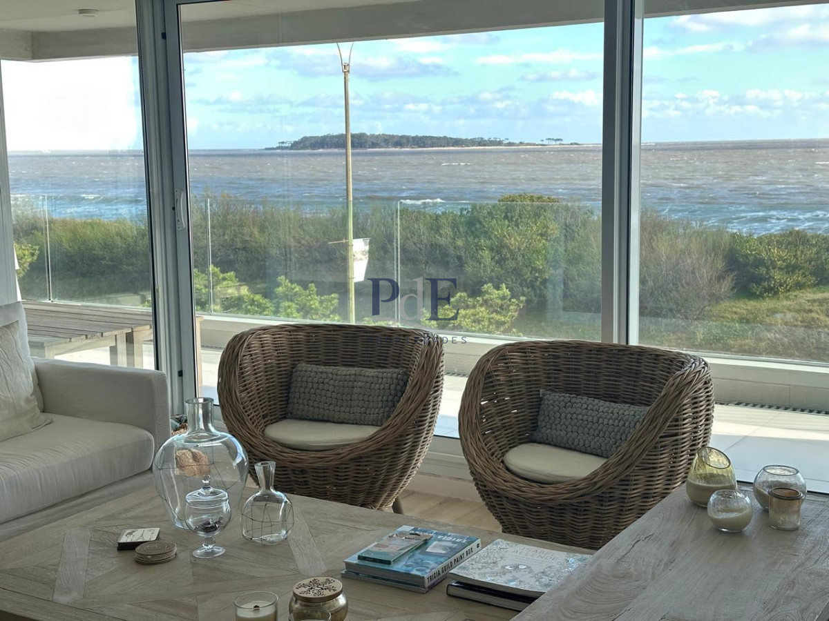 EXCELENTE APARTAMENTO A LA VENTA CON TODA LA VISTA AL MAR PLAYA MANSA 3 DORMITORIOS - Imagen 2