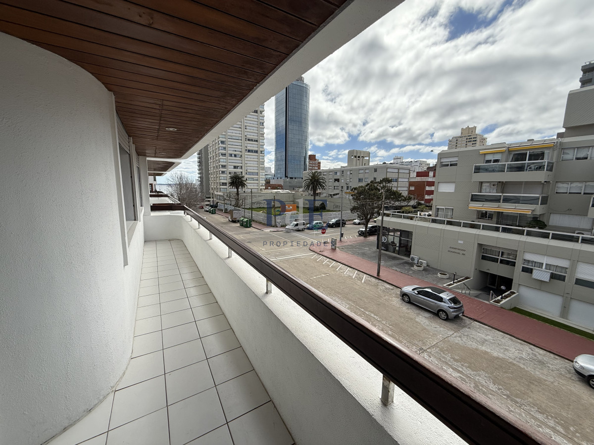 Excelente oportunidad en la Península. Apartamento 2 dorm y 2 baños. - Imagen 3