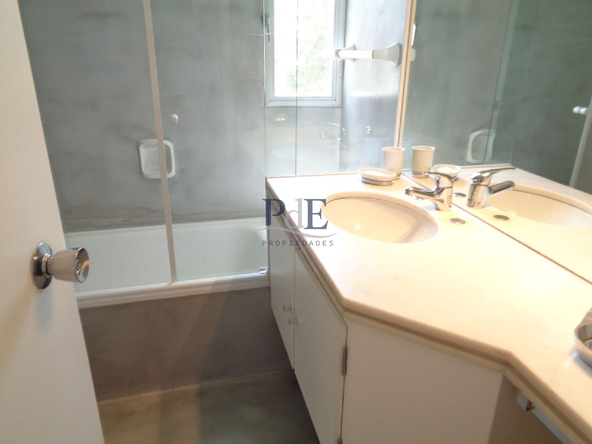 Excelente ubicación en Punta del Este, dos dormitorios, dos baños - Imagen 6