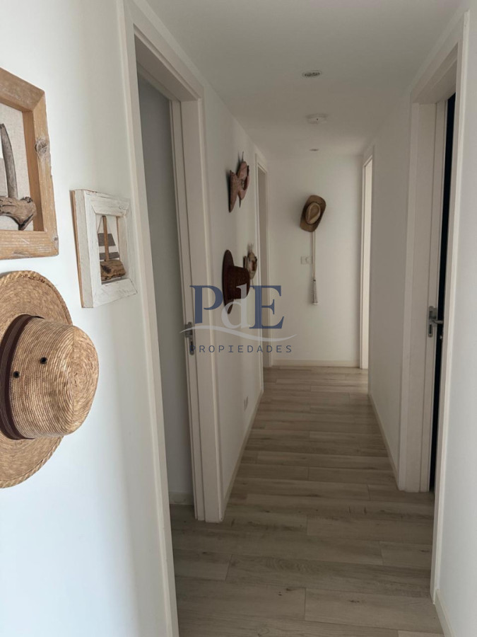 EXCELENTE APARTAMENTO A LA VENTA CON TODA LA VISTA AL MAR PLAYA MANSA 3 DORMITORIOS - Imagen 17