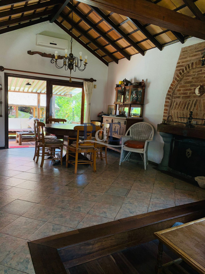 Chalet de 3 dormitorios. con piscina y casa de huéspedes. Pinares. - Imagen 3