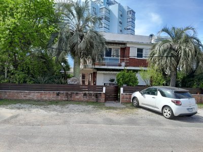 VENTA A PASITOS DE LA PENINSULA Y A UNA CUADRA DEL MAR 2 DORMITORIOS, PUNTA DEL ESTE